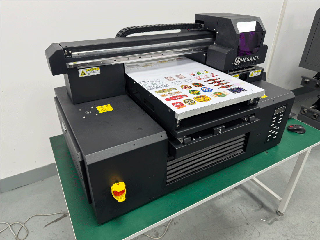 PLOTTER CAMA PLANA UV MEGAJET DE 40X60CMS CON 2 CABEZALES i1600 CMYK + W + V - Imagen 3